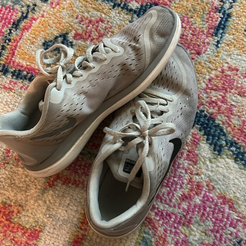 GRAY NIKE SHOES